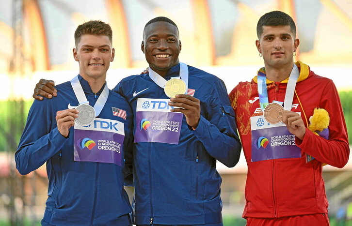 Asier Martínez, en el podio junto a Grant Holloway, oro, y Trey Cunningahm, plata.