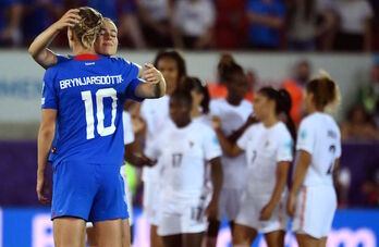 Brynjarsdottir se abraza a una compañera tras marcar un penalti que no evitaba la eliminación de su selección.