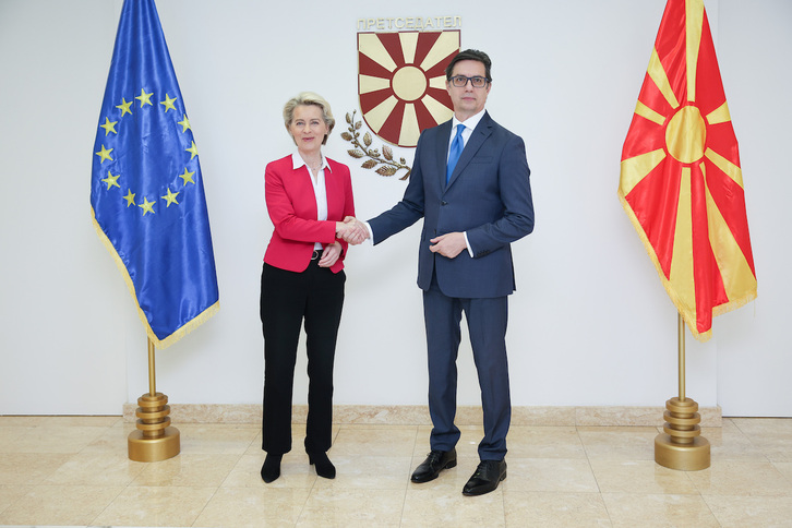La presidenta de la Comisión Europea, Ursula von der Leyen, saluda al presidente de Macedonia del Norte.