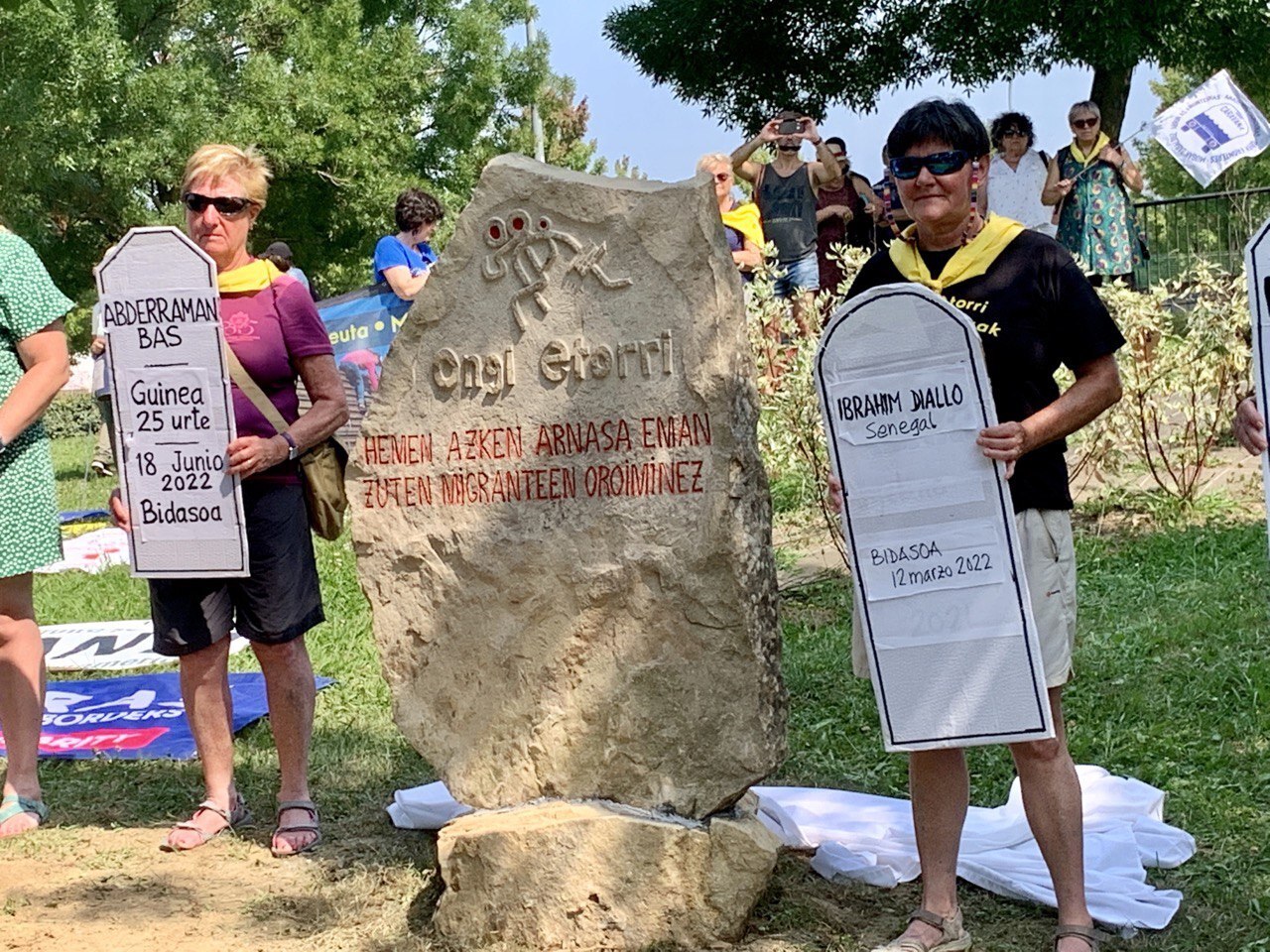Monolito colocado a orillas del Bidasoa en homenaje a las personas migrantes que han fallecido intentando cruzar la muga. (Caravana Abriendo Fronteras)