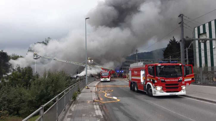 Bomberos intervienen para sofocar el incendio de Lemoa.