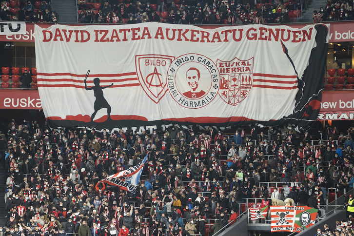 Pancarta de Iñigo Cabacas Herri Harmaila en un partido de la temporada pasada.