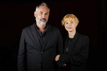 El director Alex Garland y la actriz Jessie Buckley presentando la película