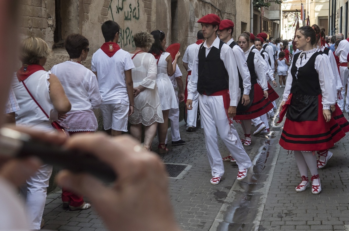 El grupo de danzas Zubia volverá a actuar en la procesión del día de Santiago en Gares. (Jagoba MANTEROLA | FOKU)