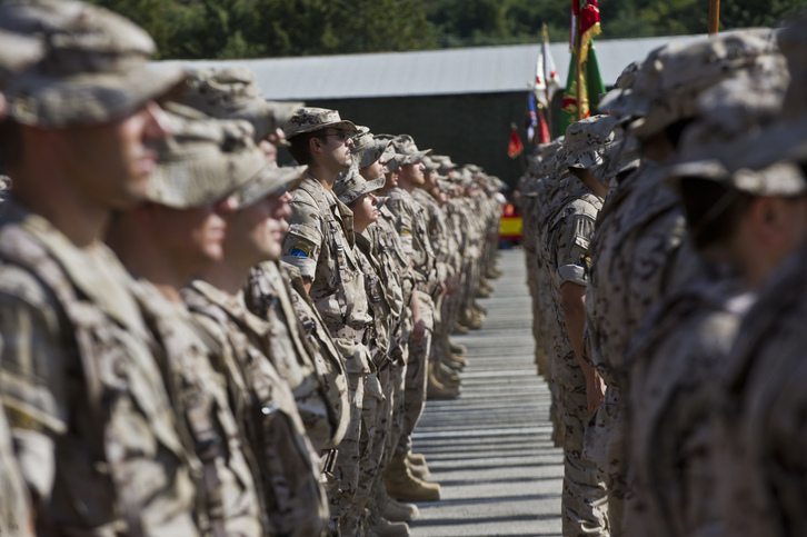 Imagen de archivo de un desfile del Ejército español en el cuartel de Aizoain.