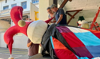 Les membres de Tipi Tapa assurent le défilé des géants.