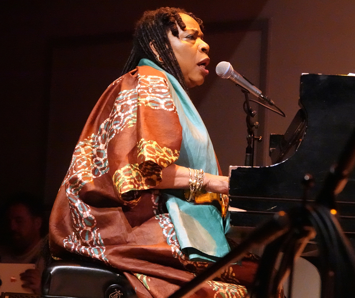 Amina Claudine Myers recibe el premio Jazzaldia en su quinta actuación en el festival donostiarra.