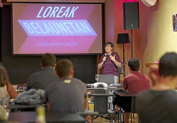 Amagoia Gurrutxaga, Lanartea elkarteko koordinatzailea, Bilboko Bira kulturgunean «Loreak belaunetan» dokumentalaren aurrestreinaldia aurkezten.  