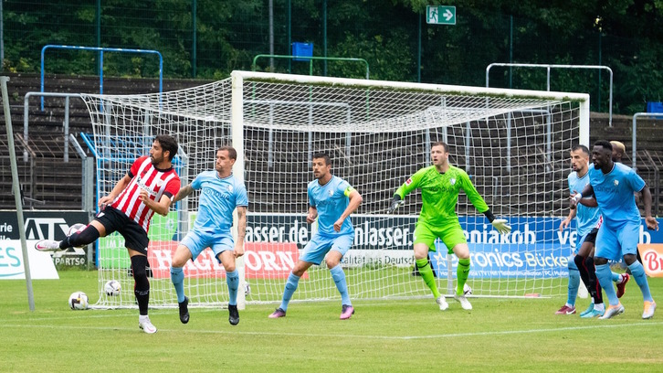 Raúl García, autor del primer gol ante el Bochum, intenta centrar el balón de tacón.