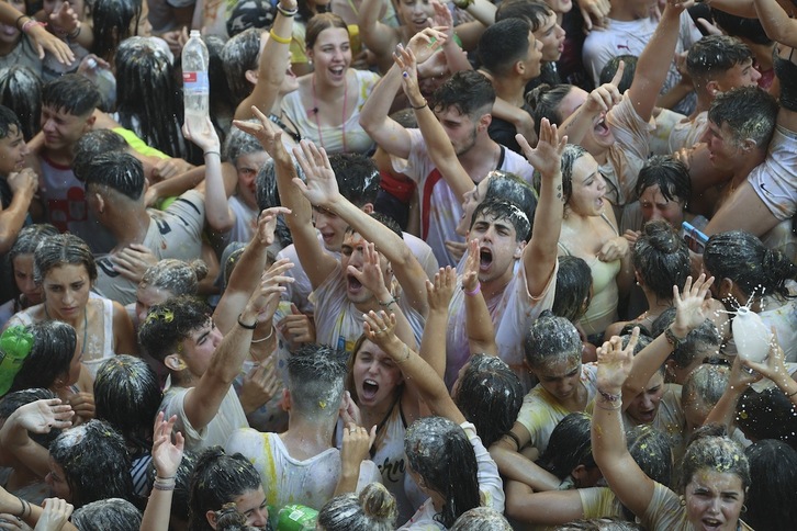 Bi urteko etenaldiaren ondoren, festarako gogoa lehertu da. Irudian, Oreretan ostegun honetan bota duten txupinazoa.