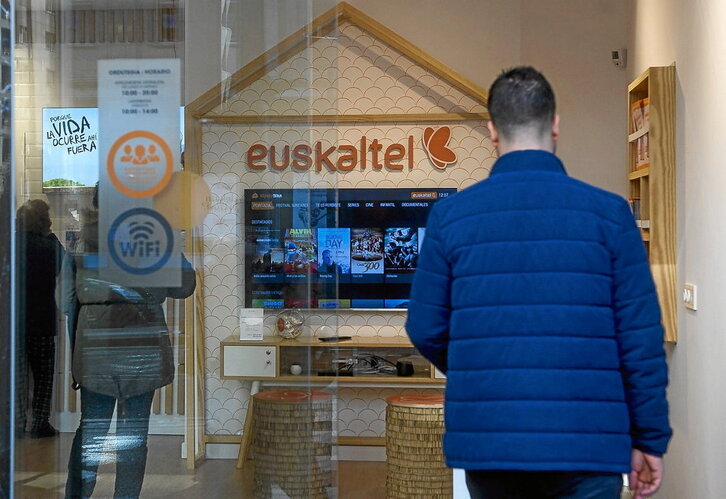 La red de cable de Euskaltel que llega a los hogares está siendo renovada.