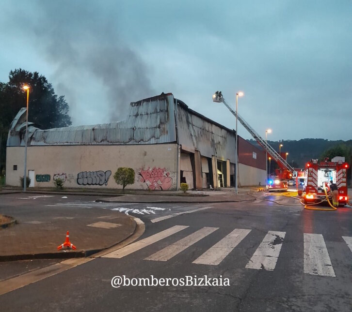 Los bomberos de Bizkaia, en el incendio de la nave de Sondika.
