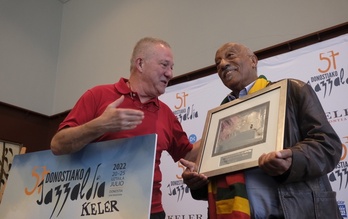 Mulatu Astatke ha recibido el premio este viernes, de la mano de Miguel Martín, director de Jazzaldia.