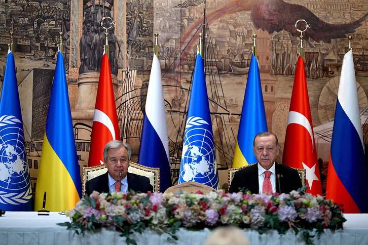 El secretario general de la ONU, Antonio Guterres, y el presidente turco, Recep Tayyip Erdogan, al inicio de la ceremonia de firma del acuerdo de Estambul este viernes.
