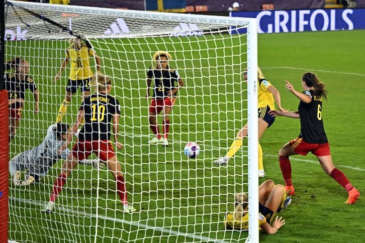 Momento en el que Sembrant anota el único tanto de Suecia ante Bélgica.