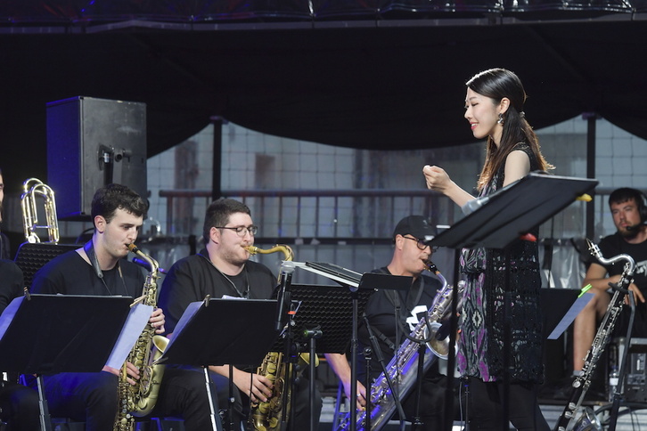 Miho Hazama con su big band en la plaza de la Trinidad.