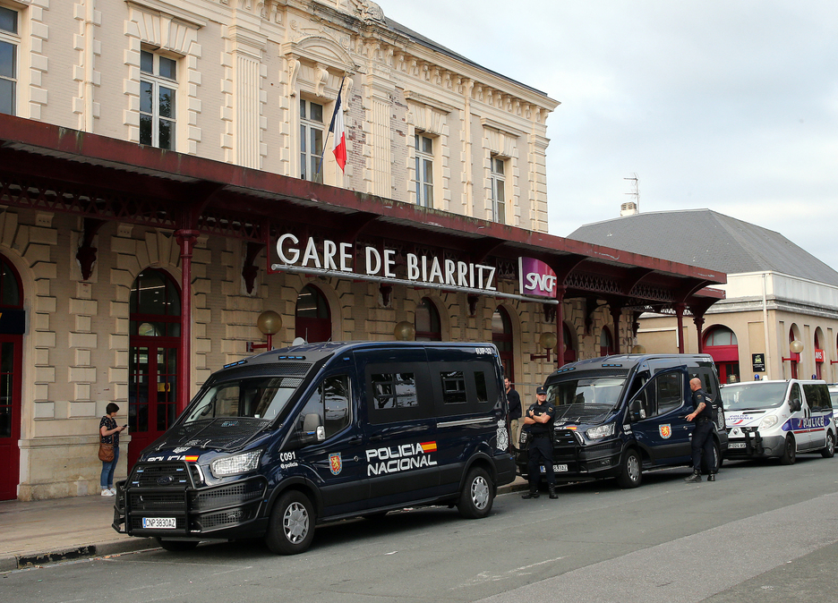Espainiar poliziaren ibilgailuak, Biarrizko tren geltokiaren atarian. 