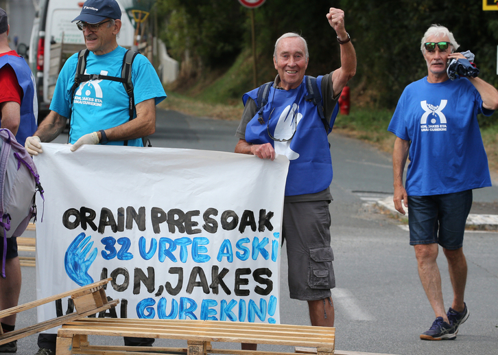 Jakes Esnal eta Jon eta Unai Paroten etxeratzea galdegiten manifestariak.