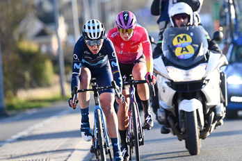 Annemiek van Vleuten y Demi Vollering, en uno de sus duelos en la Omploop.