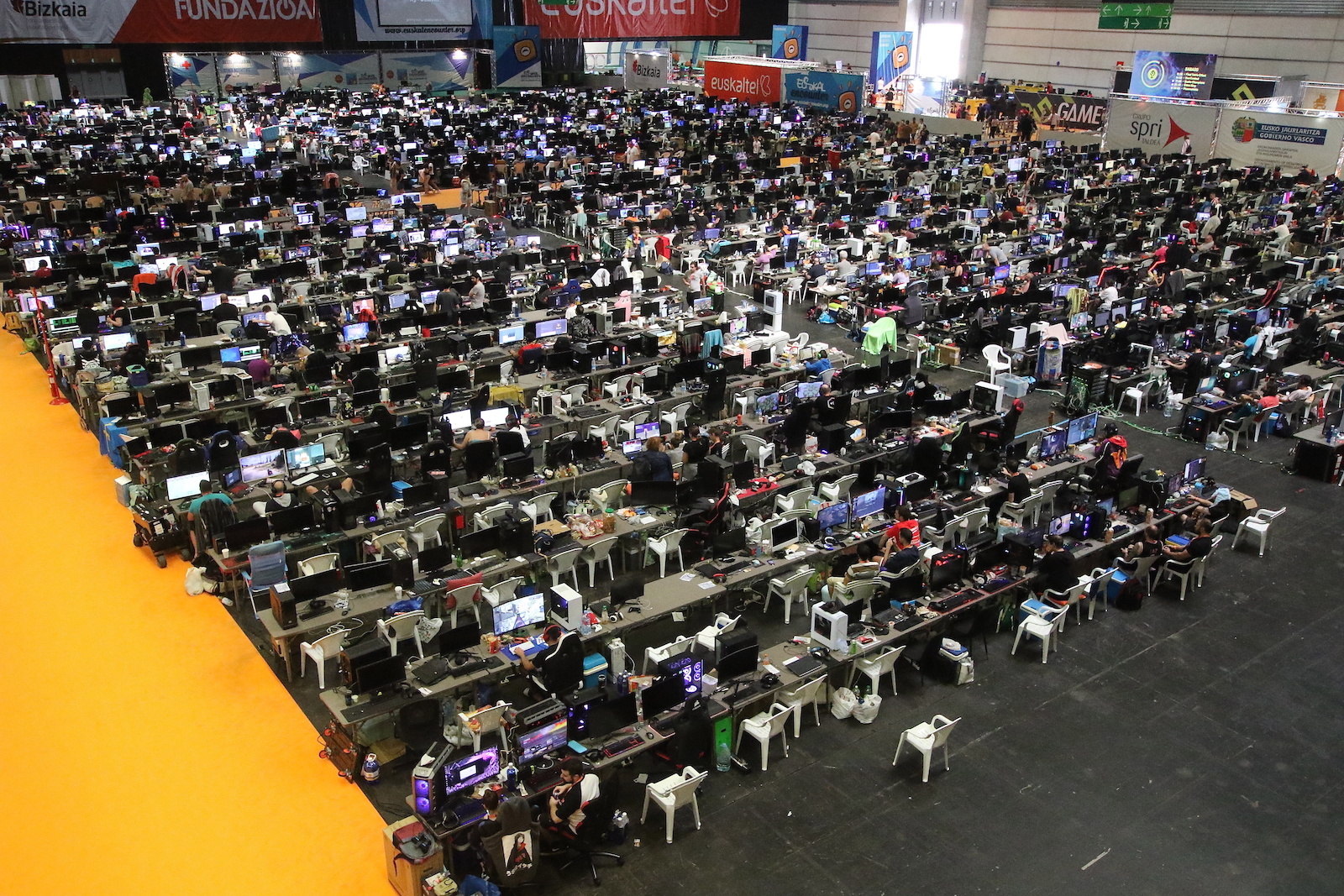 3.000 ordenadores y más de 300 actividades en esta edición de la Euskal Encounter. (Oskar MATXIN EDESA/FOKU)