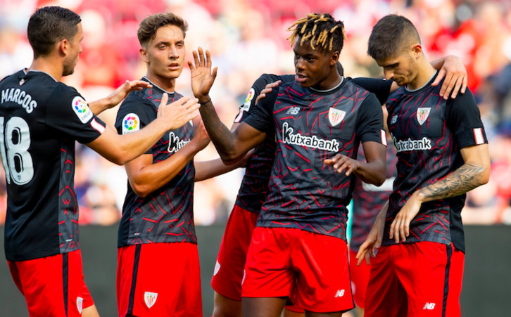Nico Williams celebra con sus compañeros el gol marcado ante el Mainz.