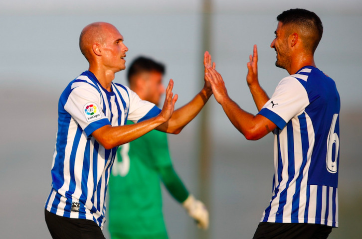 Guridi y Toni Moya celebran uno de los goles.