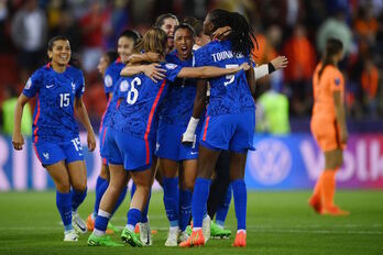 Las francesas se abrazan a la conclusión del encuentro que les ha clasificado por primera vez para semifinales de la Eurocopa.