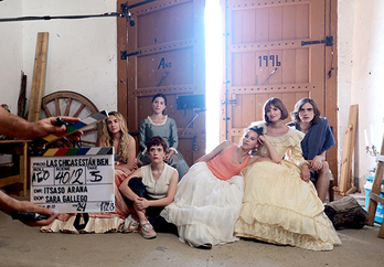 Itsaso Arana junto al resto de actrices que han participado en 'Las chicas están bien'.