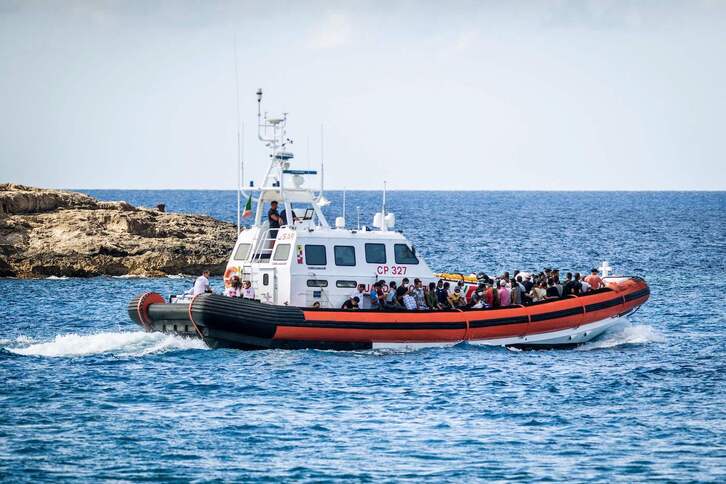 Un bote de personas migrantes, en Lampedusa.