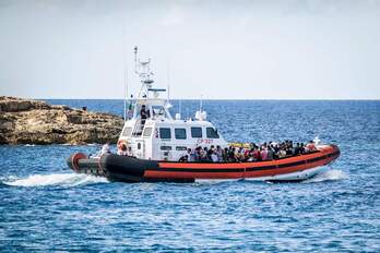 Migratzaileak Lampedusa uhartean.