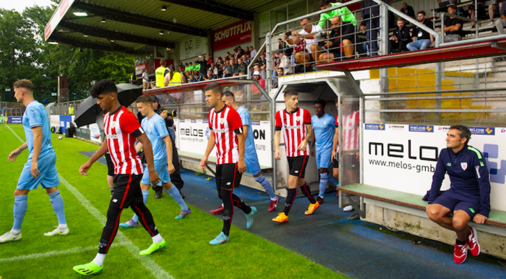 Valverde en el banquillo al inicio del partido contra el Bochum.