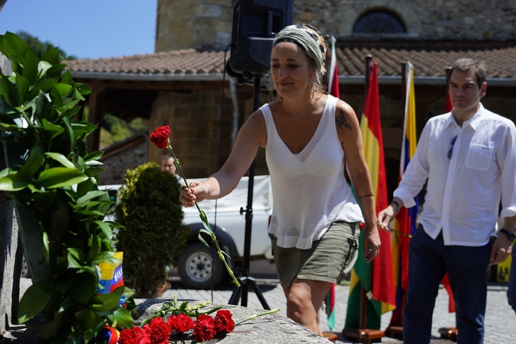 Bea Ilardia y Urko López (EH Bildu), en el momento de la ofrenda floral. 