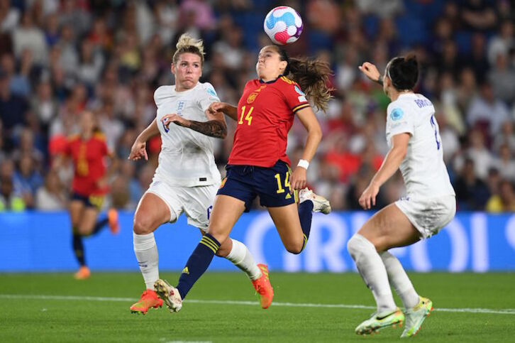 Amaiur Sarriegi intenta llevarse el balón entre Bright y Bronze en el partido de cuartos de la Euro 2022 entre Inglaterra y España.