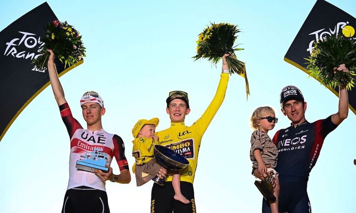 Jonas Vingegaard (Jumbo), arropado en el podium de París por Tadej Pogacar (UAE) y Geraint Thomas (Ineos).