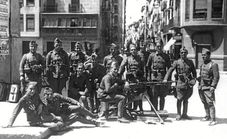 Nadadores junto al trampolín ubicado en el río Arga, en el espacio en el que se fundó el Club Natación. Abajo, soldados con un arma automática en Telefónica, pocas horas después de comenzar en Iruñea la sublevación militar de 1936.