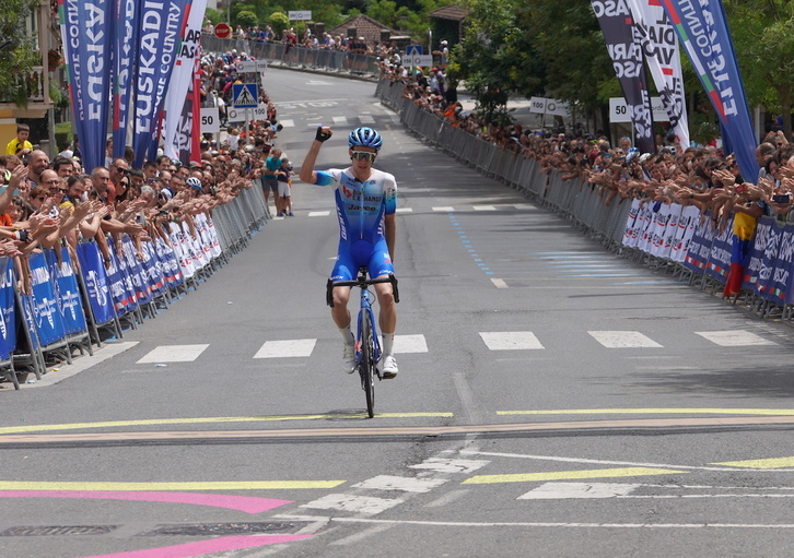 Simon Yates ha logrado su sexta victoria de la temporada en Ordizia.