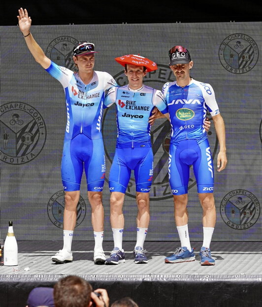 Smith, Simon Yates y Cañellas, en el podio.