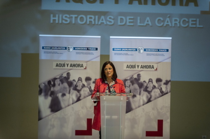 La consejera Beatriz Artolazabal, en un acto con presos dentro de la prisión de Araba.