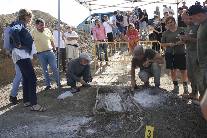 Paco Etxeberria, de Aranzadi, junto a la consejera Ana Ollo, en la fosa de Paternain.