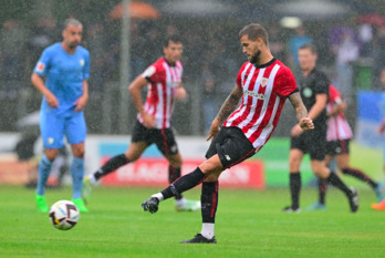 Iñigo Martinez Bochum taldearen aurka Alemanian jokatutako adiskidantzazko partidan.