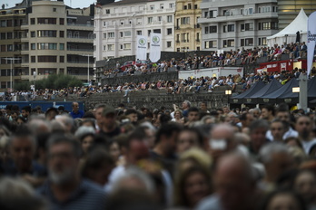 Jazzaldiko lehenengo egunean hartutako irudia; jendetza Zurriolako hondartzan Simple Mindsen kontzertuan. 