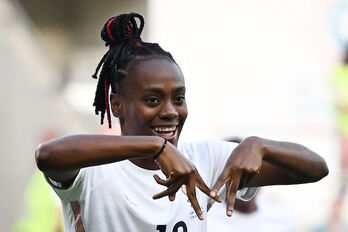 Melvine Malard celebra su gol a Islandia, el más rápido en la historia del torneo.