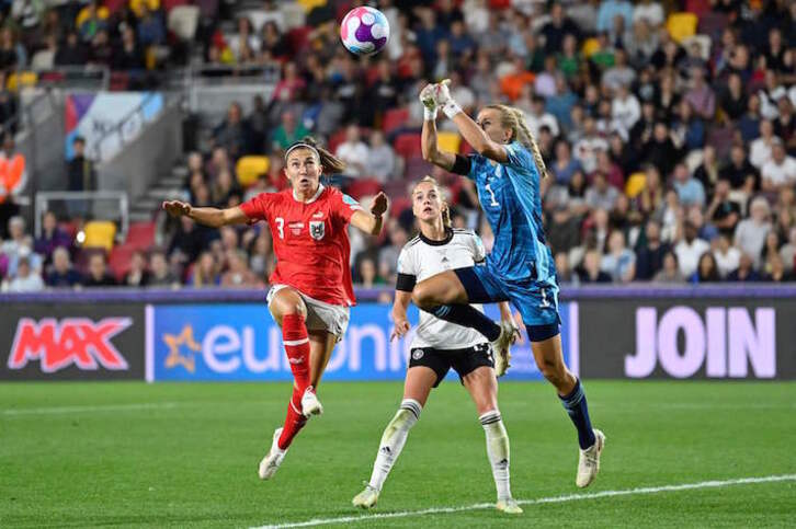 Frohms, que todavía no ha encajado un solo gol, despeja el balón ante Naschenweng.