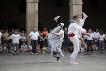 Bi urteko etenaldiaren ondoren, soka-dantzak eta txupinazoak emango die berriro hasiera Oiartzungo xanistebanei.