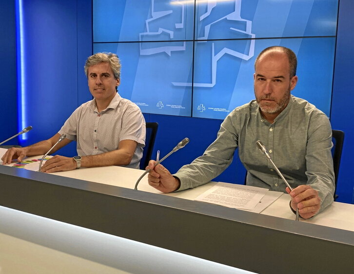 Los parlamentarios de EH Bildu Unai Fernández de Betoño y Josu Estarrona.