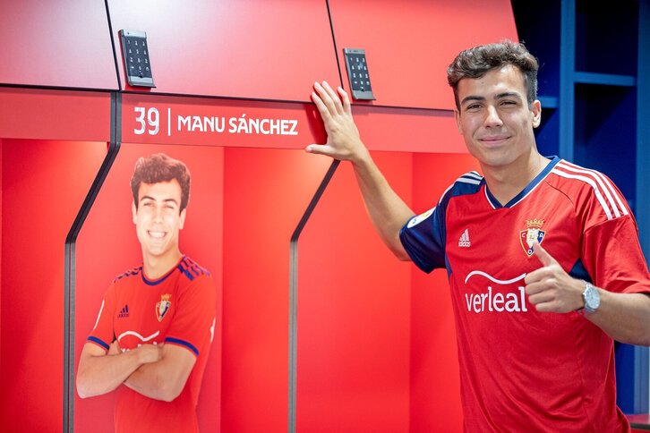 Manu Sánchez, de nuevo con la camiseta rojilla.