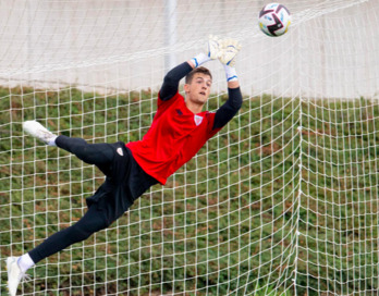 Julen Agirrezabala se ha fracturado un dedo de la mano entrenando en Lezama.