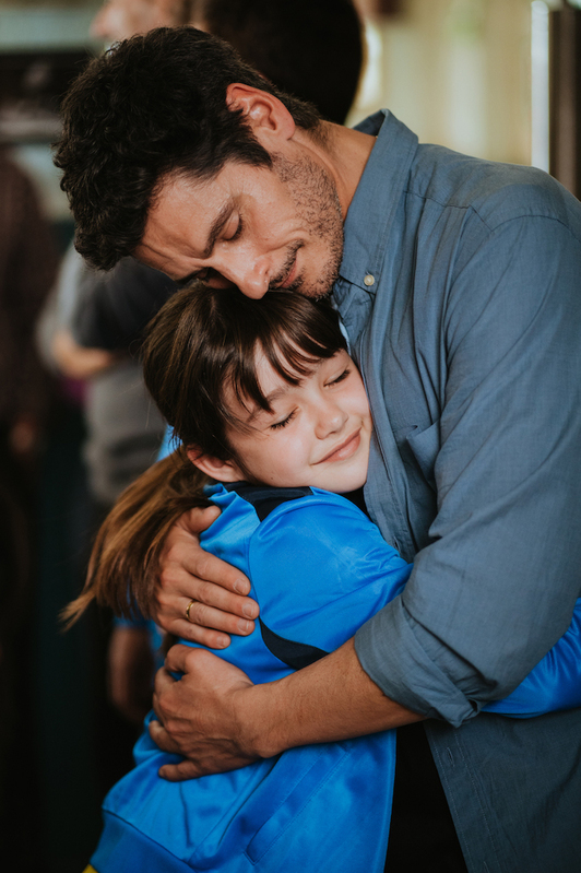 El abrazo paternofilial entre Antonio Pagudo y Luna Fulgencio.