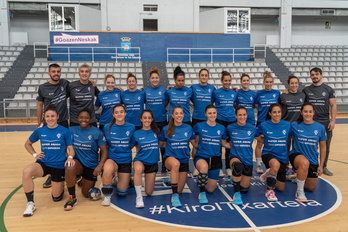 Bera Bera taldea bere osotasunanean denboraldi-aurreko lehendabiziko lan-saioan.