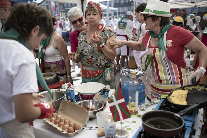 Merkatu Plazan ospatu den munduko biper moleta txapelketan giroa bikaina izan da.